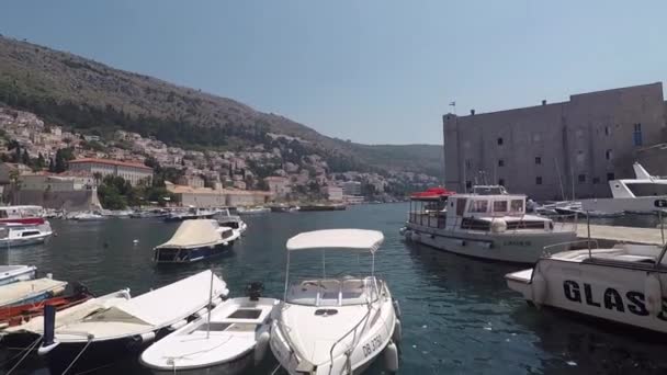 Eski Dubrovnik Limanı Limandaki Birçok Tekne Uzaklık Ekranındaki Liman Girişini — Stok video