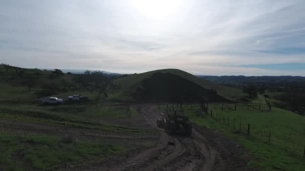 緑の丘のD5ブルドーザーの後ろに泥を運搬する牽引スクレーパー — ストック動画