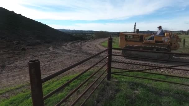 Bogserad Skrapa Släpande Lera Bakom Bulldozer Gröna Kullarna — Stockvideo