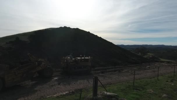 Raspador Rebocado Arrastando Lama Atrás Bulldozer Nas Colinas Verdes — Vídeo de Stock