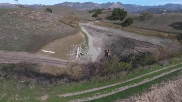 Raspador Rebocado Arrastando Lama Atrás Bulldozer Nas Colinas Verdes — Vídeo de Stock