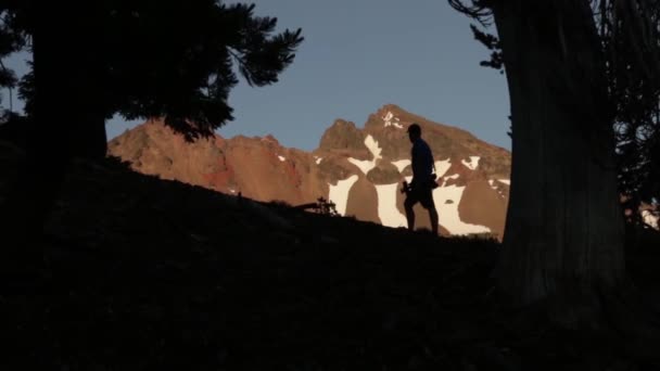 Early Morning Video Silhouette Person Hiking Morning Light Hitting Mountain — ストック動画