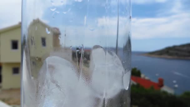 Hielo Derritiéndose Lapso Tiempo Vidrio Mar Hermosa Cala Con Barcos — Vídeo de stock