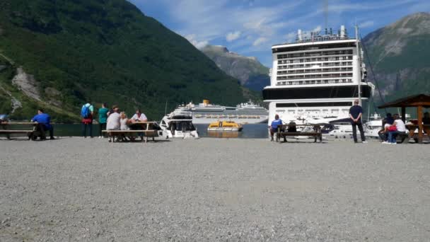 Nsanlar Norveç Geiranger Demirleyen Msc Costa Dan Gelen Yolcu Gemisine — Stok video