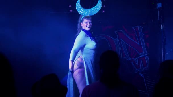 Gekostumeerde Curvy Burlesque Danser Danst Suggestief Plaagt Het Publiek — Stockvideo