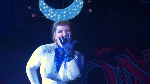 Zbliżenie Zakrzywionej Tancerki Burleski Zdejmującej Rękawiczkę Zębami Podczas Seksownego Występu — Wideo stockowe