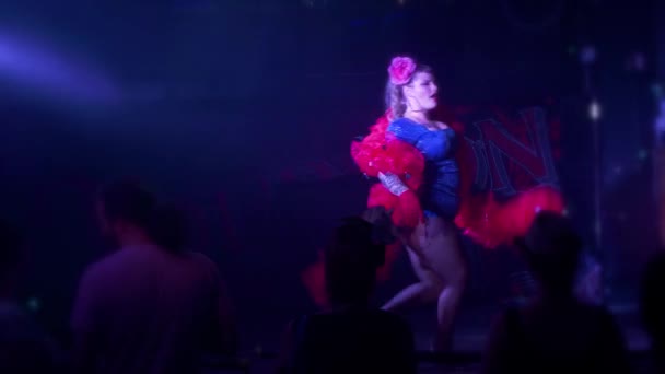 在一场性感的现场表演中 曲线滑稽可笑的舞者在舞台上与红羽舞伴舞 — 图库视频影像