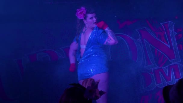 Curvy Burlesque Tancerka Powoli Zdejmuje Sukienkę Drażni Publiczność Podczas Seksownego — Wideo stockowe