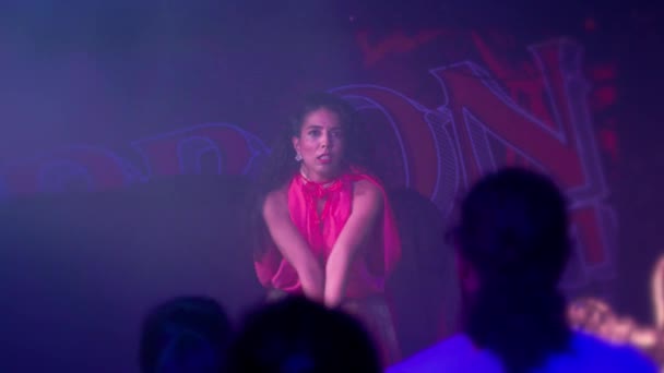Sexy Latin Tänzerin Auf Der Bühne Bei Einer Live Show — Stockvideo