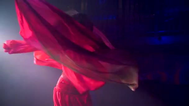 Красивая Женщина Танцует Танец Шарфа Замедленной Съемке — стоковое видео