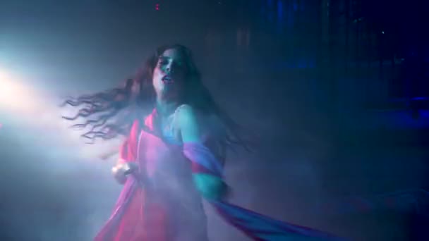 섹시하고 스페인 댄서는 스카프로 무대에서 빙글빙글 돕니다 — 비디오