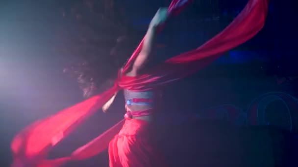 동작의 댄서가 아름다운 스카프 추면서 빙글빙글 — 비디오