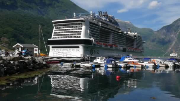 Zoom Cruiseschip Msc Meraviglia Voor Anker Geiranger Noorwegen Passagiers Die — Stockvideo
