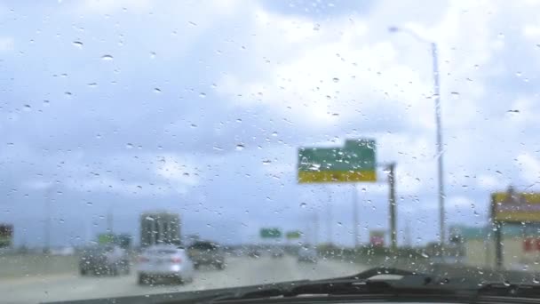 Bei Regen Auf Der Brücke Fahren — Stockvideo
