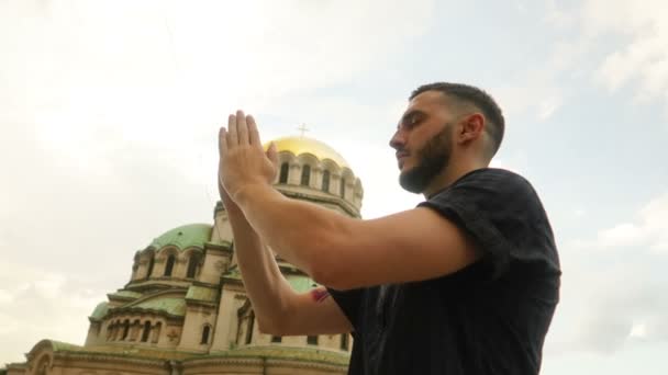 Jovem Muçulmano Reza Pela Paz Diante Templo Cristão Velha Catedral — Vídeo de Stock