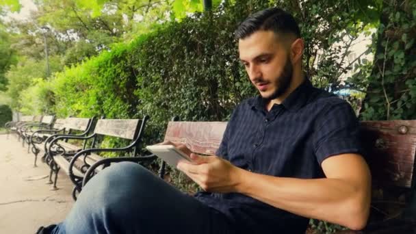 Jeune Arabe Européen Recherche Amadou Sur Une Tablette Dans Parc — Video