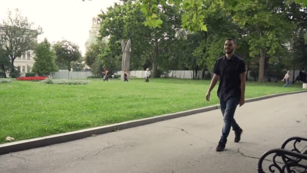 Twee Jonge Mannen Vrienden Ontmoeten Elkaar Het Park Schudden Elkaar — Stockvideo