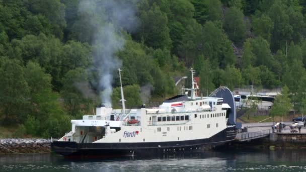 Nagyíts Kompból Fjord1 Ből Norvégiai Geirangerben Lévő Dokknál Kipufogógáz Füsttel — Stock videók