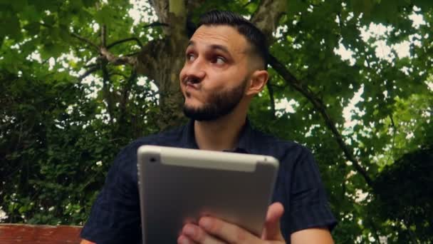 Joven Árabe Europeo Golpeando Una Pantalla Tableta Está Enojado Perder — Vídeo de stock