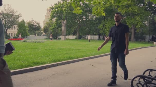 Dos Jóvenes Amigos Reúnen Parque Dan Mano — Vídeo de stock