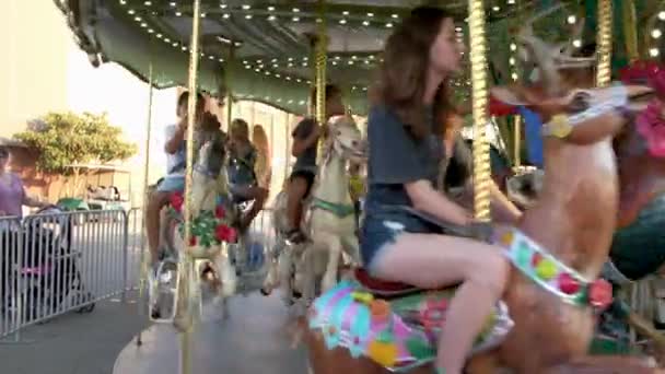 Děti Jezdící Veteránu Veselé Chodit Kolem Představovat Různá Zvířata Okresním — Stock video