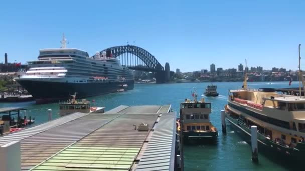 Mensen Wandelen Een Zonnige Dag Sydney Harbour Bridge Circular Quay — Stockvideo