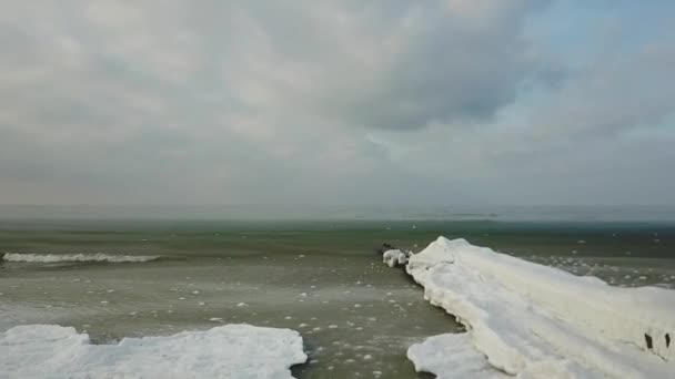 Mavic Pro Filmado Costa Zelenogradsk Durante Inverno Gelo Neve Cobrindo — Vídeo de Stock