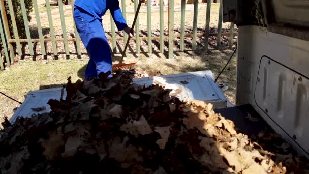 男人把树叶扔在白色皮卡上慢动作 — 图库视频影像