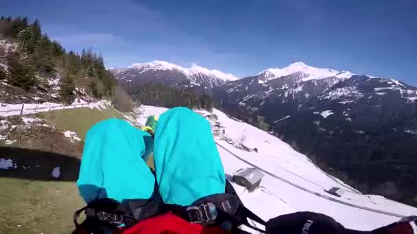 雪原の上に低いパラグライダー — ストック動画