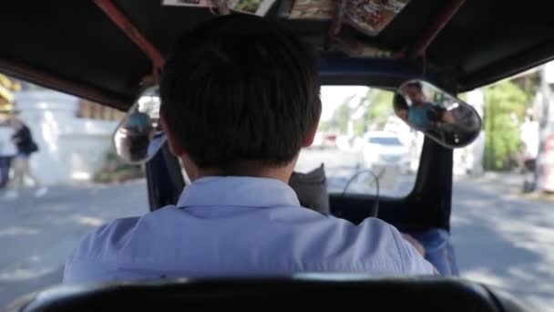 Taxista Tuk Tuk Conductor Conduciendo Por Carretera Mientras Viajamos Asiento — Vídeo de stock