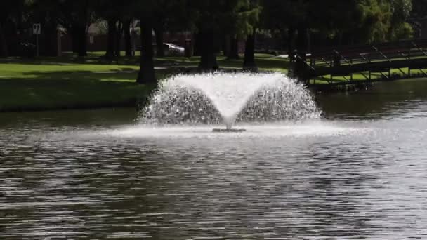 Fonte Lago Uma Tarde Nublada Ensolarada — Vídeo de Stock