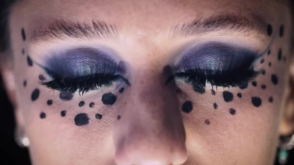 Extremo Close Eyes Opening Modelo Menina Com Maquiagem Fantasia Criativa — Vídeo de Stock