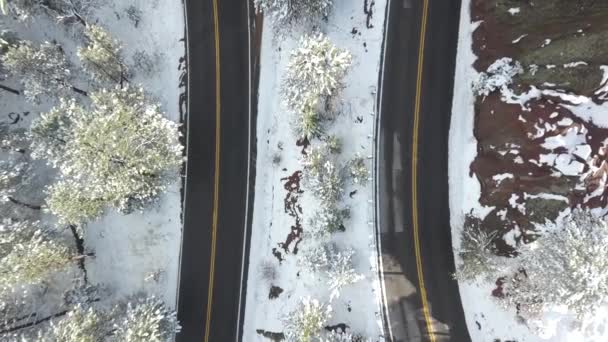 Drohnenaufnahmen Von Autos Die Auf Der Verschneiten Bergstraße Colorado Fahren — Stockvideo