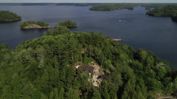 Göl Kenarındaki Bir Kulübenin Drone Görüntüleri — Stok video