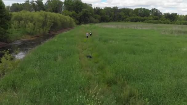 Drohnenaufnahmen Eines Modells Und Eines Fotografen Michigan — Stockvideo