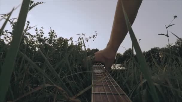 Κιθάρας Ήταν Spinned Στα Χέρια Στο Ηλιοβασίλεμα — Αρχείο Βίντεο