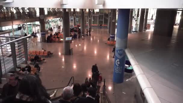 Les Gens Qui Roulent Des Escaliers Vont Aux Portes Aéroport — Video