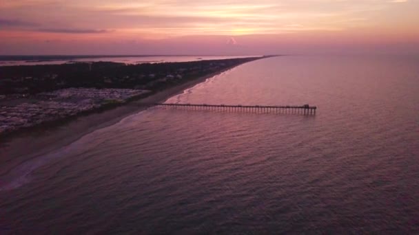 一个愉快的早晨 无人驾驶飞机飞越北卡罗莱纳州翡翠岛海滩上的博格入口 — 图库视频影像