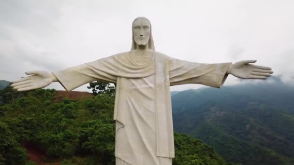 菲律宾的救世主耶稣 或Ayat Apo 近距离拍摄了菲律宾纳蒂维达的雕塑的空中画面 — 图库视频影像