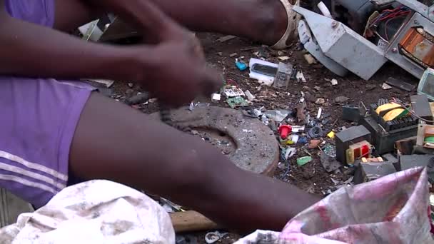Молодой Африканский Мальчик Уничтожает Электронные Отходы Waste Вручную Разделяя Извлекая — стоковое видео