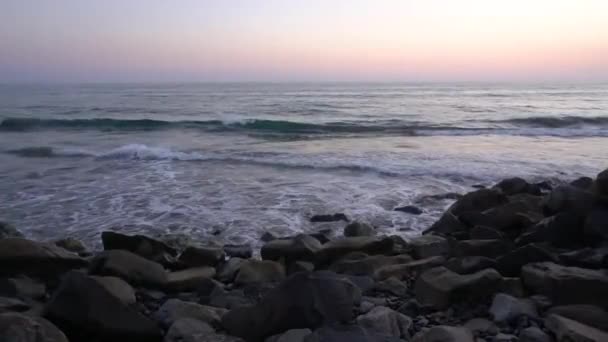 Oceano Ondeggia Colpendo Rocce Sunset — Video Stock