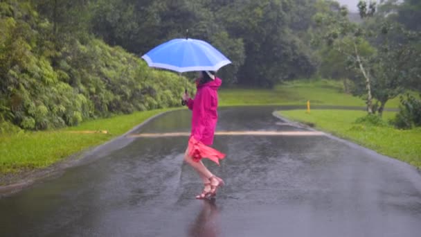 1080P Filmagem Mulher Dançando Chuva Com Guarda Chuva Jaqueta Rosa — Vídeo de Stock