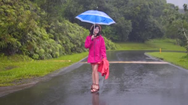 1080P Câmera Lenta Mulher Dançando Chuva Com Guarda Chuva Jaqueta — Vídeo de Stock