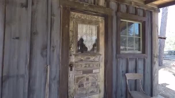 走到一座木头房子的门口 然后走开 第一眼看到 — 图库视频影像