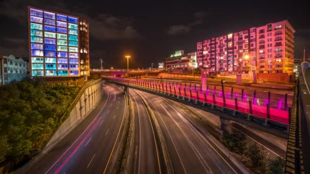 Şehir Içi Otoyolun Zaman Çizelgesi Araba Işıkları Renkli Apartmanlar — Stok video