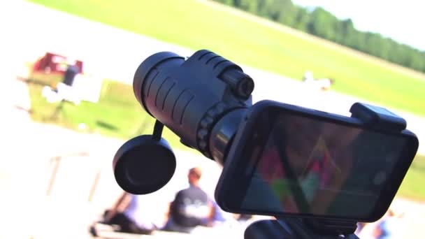 Smartphone Avec Objectif Zoom Dans Harnais Racing — Video