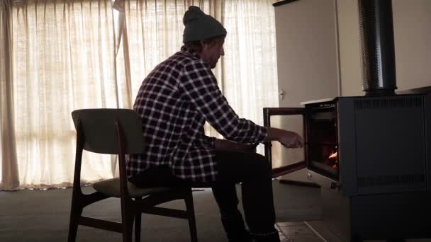 Homme Chemise Flanelle Allumant Feu Dans Une Cheminée Intérieur Une — Video