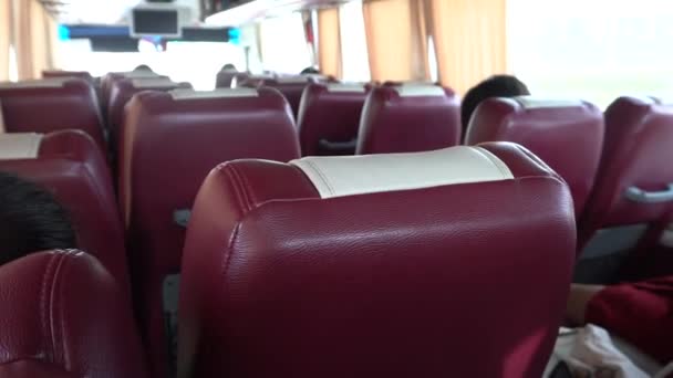 Rząd Krzesła Wewnątrz Podróży Autobusem — Wideo stockowe