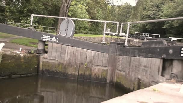 Kanaalsluizen Bij Het Calder Canal Yorkshire — Stockvideo