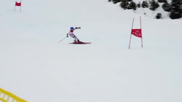 Arosa 2017 Junge Alpine Skirennläuferin Trainiert Offiziellen Schweizer Teamdress Zeitlupe — Stockvideo